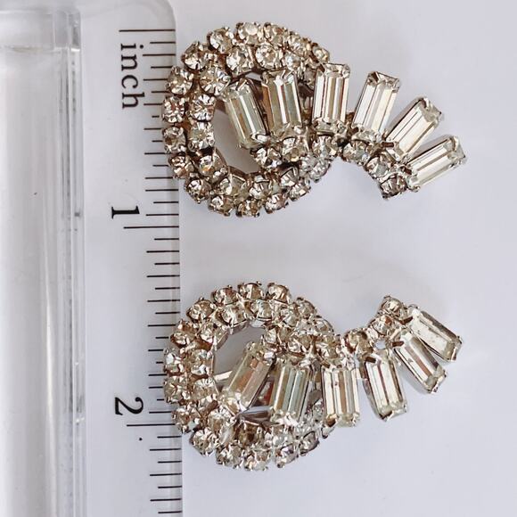 Mid Century Atomic Clear Rhinestone Clip On Earrings Swirl Baguette 50s Cocktail - Picture 7 of 9